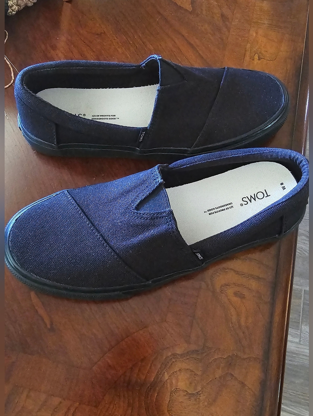 TOMS Classic Slip-ons in Black Canvas Womens Size 8 EUC - Picture 13 of 16